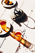 Zwei Gläser Tee und Teller mit Crunchies auf Holzuntergrund