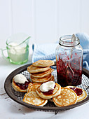 Klassische Pancakes mit Marmelade