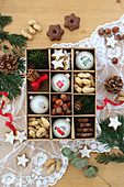 Nüsse, Plätzche und Weihnachtskugeln im Setzkasten