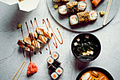 Kombination aus Sushi und Suppe