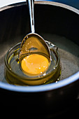 Making confit eggs (molecular cuisine)