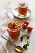 Tomaten-Gazpacho mit Minze und Leinsamen