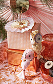 DIY paper decoration: Owls and flowers made from crepe paper and wrapped Christmas gifts
