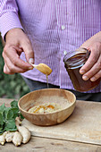 Andorn-Pillen mit Honig herstellen (gegen Husten und Halsschmerzen)