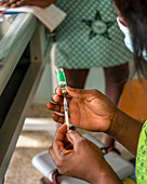 Filling syringe from drug phial