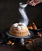 Birnen-Bundt Cake mit Puderzucker bestäuben