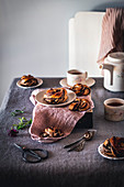 Schokoladen-Babka-Knoten und Kaffee auf dem Frühstückstisch