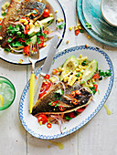 Fischfilets mit gegrilltem Mais, Avocado und Chili