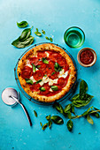 Peperoni-Pizza auf Abkühlgitter vor blauem Hintergrund