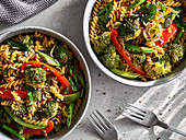 Erbsennudeln Stir-Fry mit Brokkoli und Paprika