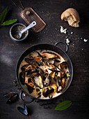 Moule a la creme (mussels in creamy white wine sauce)