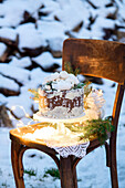 Schokoladen-Weihnachtstorte auf einem Stuhl im Garten