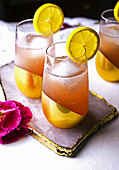'Pink Bikini' - tropischer Cocktail in goldenen Gläsern