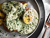 Green sauce for smashed potatoes with hard-boiled eggs