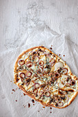 Pizza mit Birne, Gorgonzola, Trauben und Walnüssen