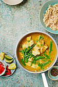 Fischcurry mit Kokos, Kurkuma und Ingwer serviert mit Reis