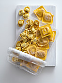 Frische vakuumverpackte Ravioli und Tortellini