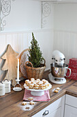Blätterteigsternchen auf weihnachtlich dekorierter  Küchenarbeitsplatte