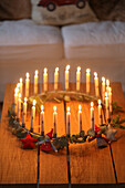 Adventskranz mit 24 brennenden Kerzen