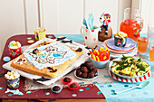 Piraten-Buffet mit Schatzkarten-Kuchen, Hackbällchen und Kartoffelsalat