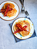 Sauerteig-Pancakes mit Bacon und Ahornsirup