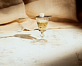 Ein Glas Absinth mit Absinth-Löffel und Zuckerwürfel