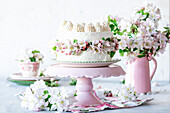 Fault Line Cake mit Blüten mit Buttercreme