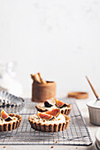 Cinnamon tartlets with mascarpone cream, fresh figs and hazelnuts