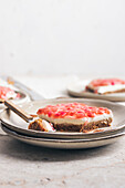 Panna cotta tart with cinnamon and pomegranate jelly
