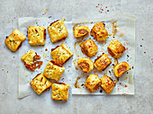 Süßkartoffelbrötchen mit karamellisierten Zwiebeln und rauchige Chorizo-Brötchen