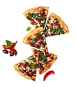 Mediterrane Veggie-Pizza in Stücken vor weißem Hintergrund