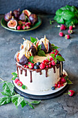 Dripping Cake mit Vanille-Buttercreme, Feigen und Beeren