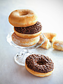 Donuts mit Schokolade, Zucker und Zuckerglasur