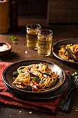 Pasta alla Norma (Nudeln mit Auberginen, Tomaten, Ricotta und Basilikum, Sizilien)