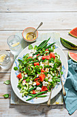 Sommersalat mit Wassermelone, Feta, Bohnen, Gurke, Pinienkernen und Olivenöl