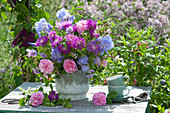 Frühsommerstrauß aus Rosen, Flockenblumen, Schwertlilien, Witwenblumen und Frauenmantel