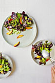 Leaf salad with peach strips and thyme (vegan)