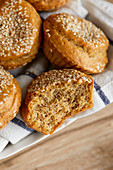 Muffins mit Sesam und Leinsamen (Close-up)