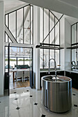 Runde Küchenspüle in eleganter, hoher Küche mit Innenfenstern