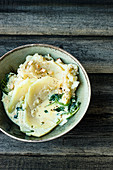 Creamy kohlrabi with mashed potatoes with almonds