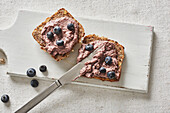 Mild berry spread with cashew nuts