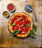 Scharfe Salami-Pizza mit Basilikum