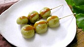 Matcha-Dango auf Spießen (Grüntee-Mochi in Karamellsauce, Japan) zubereiten