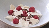 Meringue yogurt chocolate and raspberry - step by step