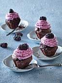 Schokoladen-Muffins mit Brombeercreme