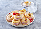 Wreaths (pastries) with currant cream