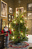 Beleuchteter Weihnachtsbaum und Fotogalerie im Wohnzimmer mit Tapete