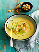 Cream soup with salmon and croutons