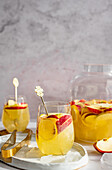 Sangria aus Sauvignon Blanc, Apfelsaft und frischen Äpfeln