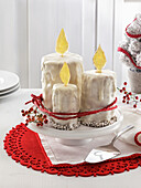 Kuchen in Kerzenform mit weißer Zuckerglasur